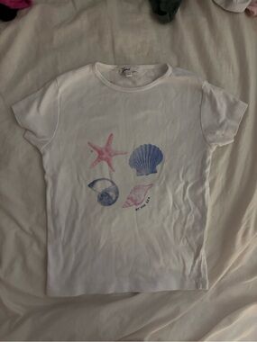 Subdued White Seashell Graphic Short Sleeve Tee
